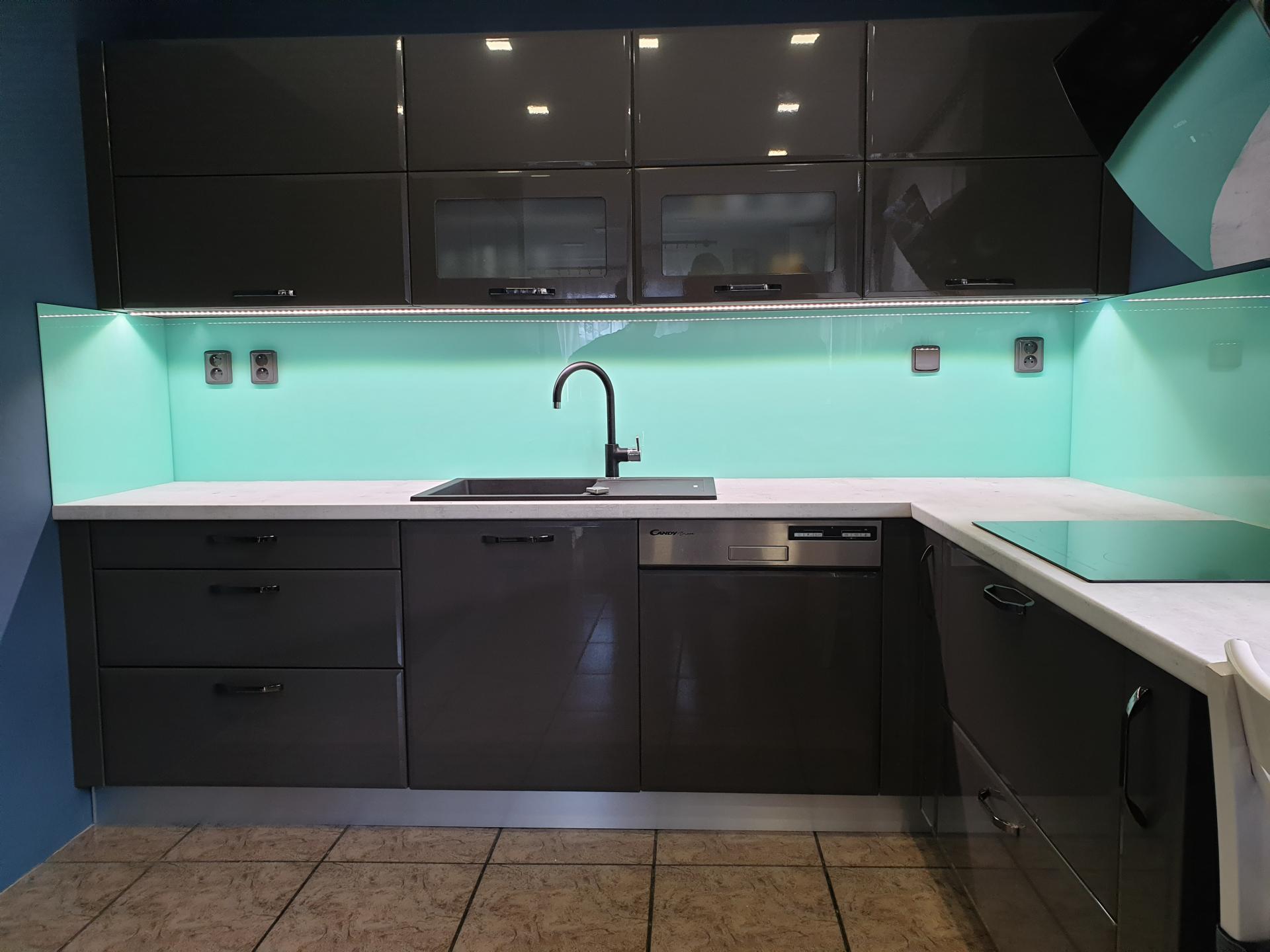 Skleněný obklad – tyrkysová zástěna, tmavá kuchyně