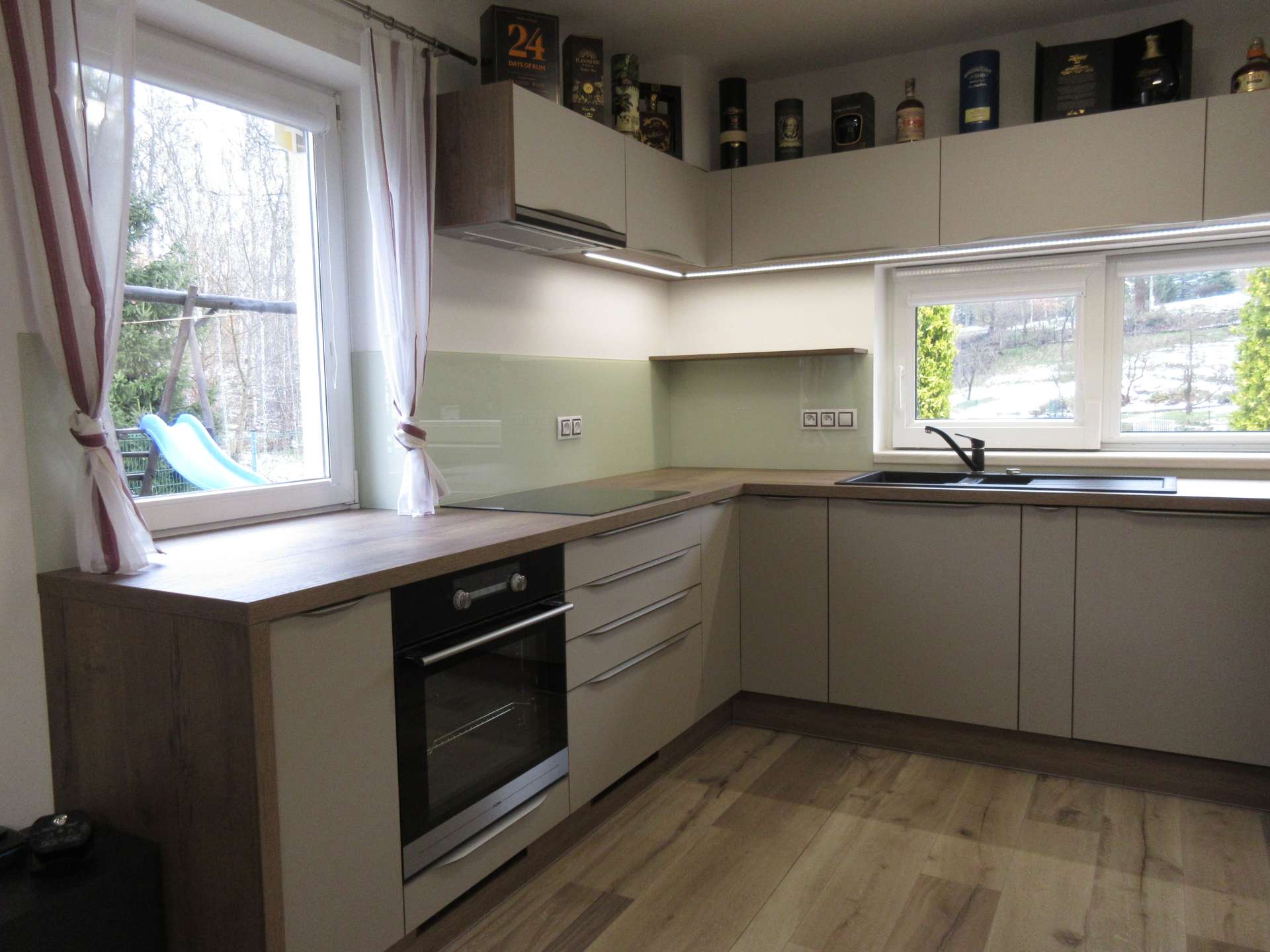 Skleněný obklad kuchyně – světle zelená zástěna